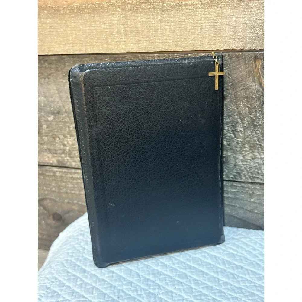 Holy Bible World Red‎ Letter Zip Leather Bible KJV King James Illustrated